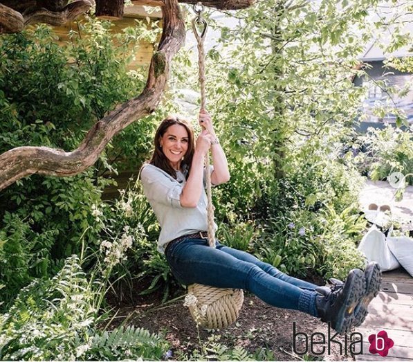 Kate Middleton subida a un columpio por el proyecto RHS Back To Nature Garden