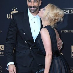Pamela Anderson y su novio Adil Rami muy enamorados en la fiesta del fútbol de París 2019