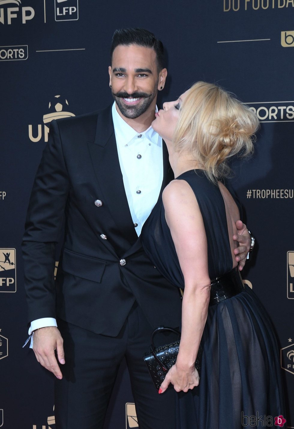 Pamela Anderson y su novio Adil Rami muy enamorados en la fiesta del fútbol de París 2019