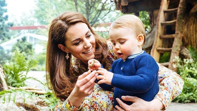 La Duquesa de Cambridge y el Príncipe Luis en el jardín de Chelsea Flower Show 2019