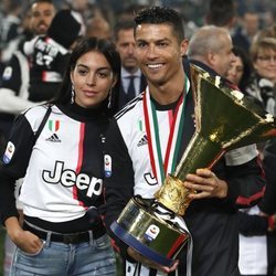 Cristiano Ronaldo celebrando la victoria de la Juventus con Georgina Rodríguez