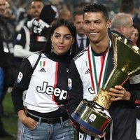Cristiano Ronaldo celebrando la victoria de la Juventus con Georgina Rodríguez