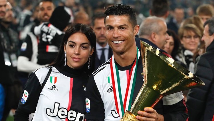 Cristiano Ronaldo celebrando la victoria de la Juventus con Georgina Rodríguez