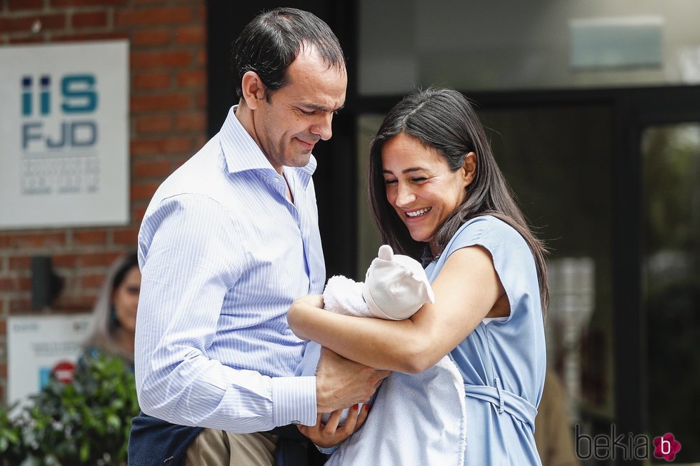 Begoña Villacís y Antonio Suárez-Valdés presentan a su hija Inés