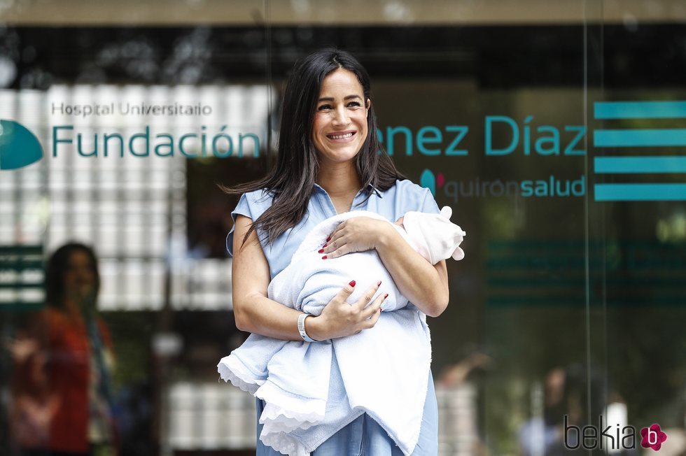 Begoña Villacís sale del hospital tras dar a luz a su tercer hija