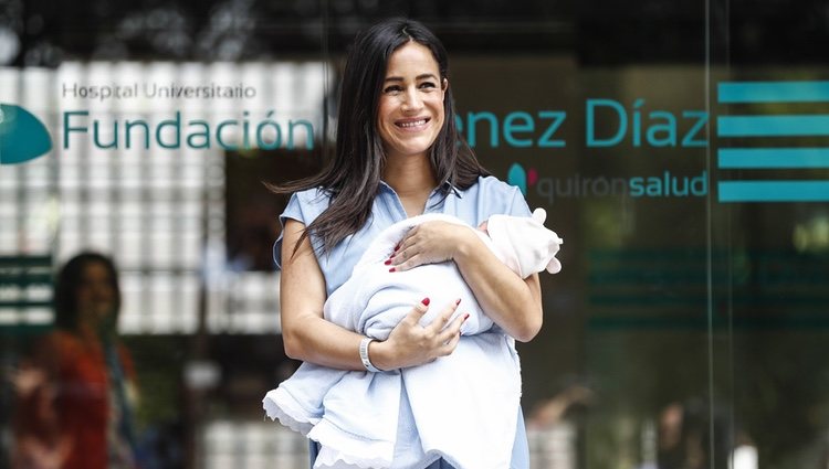 Begoña Villacís sale del hospital tras dar a luz a su tercer hija