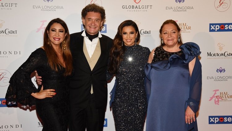 Maria Bravo, Philippe Seyres de Rothschild, Eva Longoria y Camille Seyres de Rothschild en la Global Gift Gala de Cannes