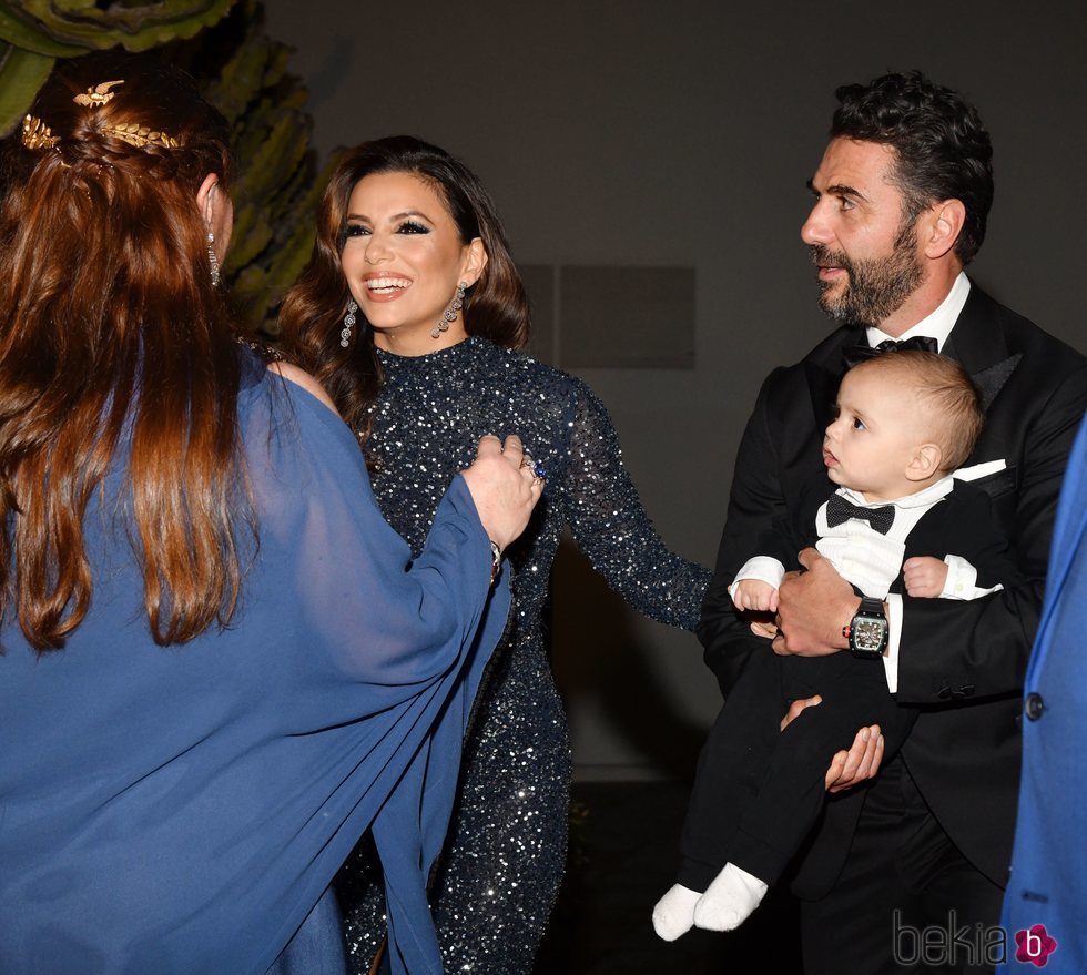 Eva Longoria junto a José Bastón y su hijo, Santiago Bastón, en la Global Gift de Cannes