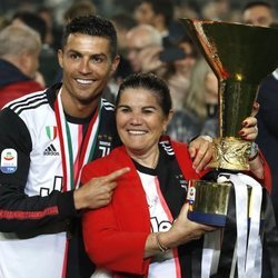 Cristiano Ronaldo celebrando la victoria de la Juventus con su madre Dolores Aveiro