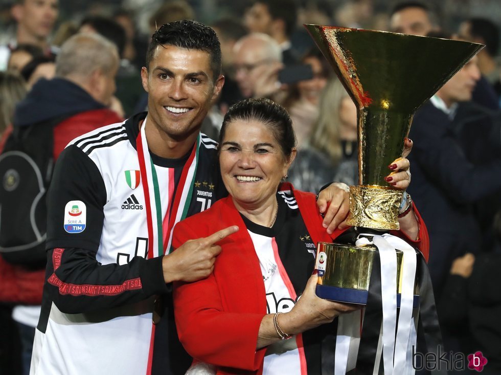 Cristiano Ronaldo celebrando la victoria de la Juventus con su madre Dolores Aveiro