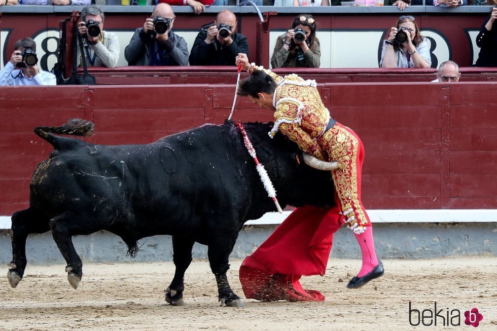 Gonzalo Caballero embestido por un toro en la Feria de San Isidro 2019
