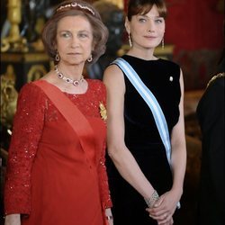 La Reina Sofía y Carla Bruni durante la recepción oficial a Nicolas Sarkozy