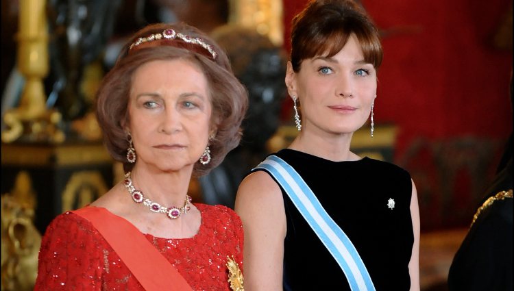La Reina Sofía y Carla Bruni durante la recepción oficial a Nicolas Sarkozy