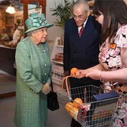 La Reina Isabel II visita la tienda Sainsbury