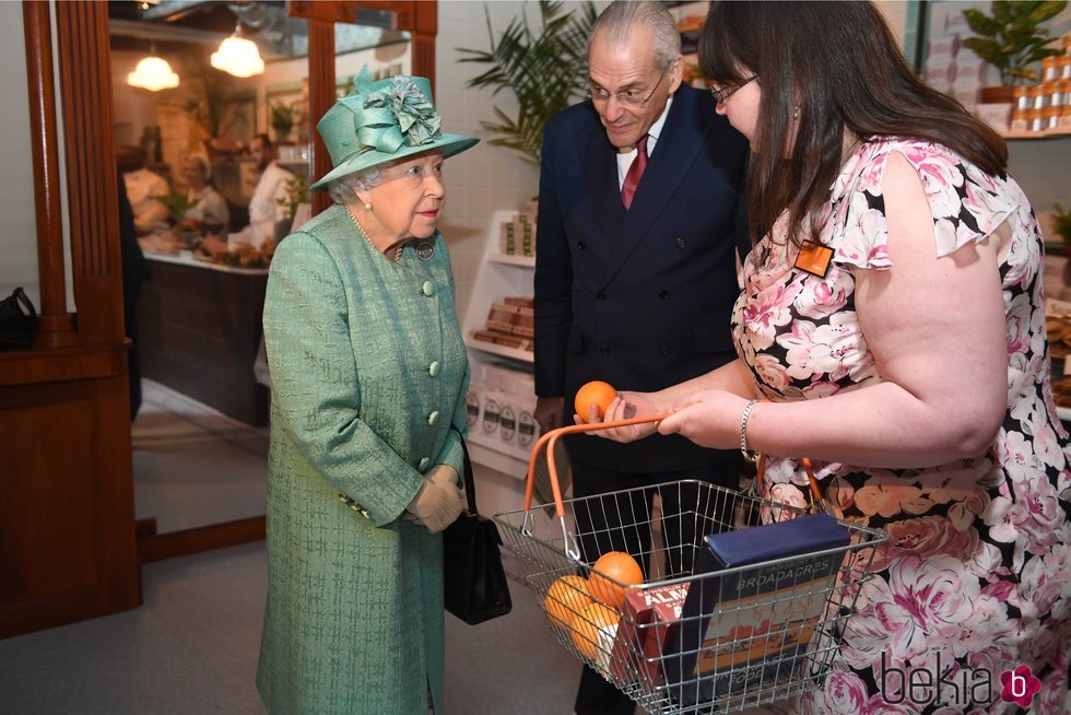 La Reina Isabel II visita la tienda Sainsbury