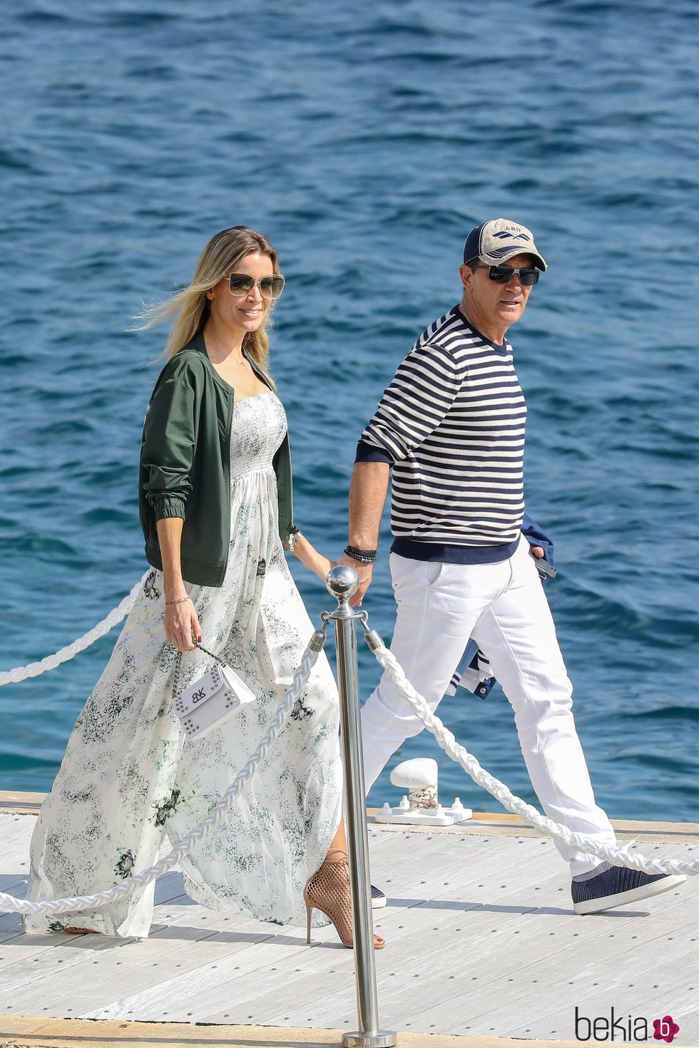 Antonio Banderas y Nicole Kimpel paseando por Cannes