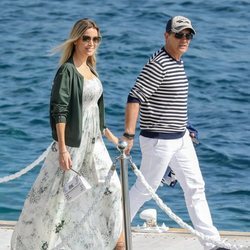 Antonio Banderas y Nicole Kimpel paseando por Cannes