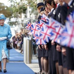 La Reina Isabel es recibida por los azafatos de la compañía British Airways