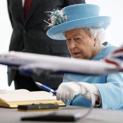 La Reina Isabel firmando el libro de visitas del aeropuerto de Heathrow