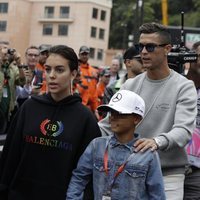 Cristiano Ronaldo, Georgina Rodríguez y Cristiano Ronaldo Junior en el circuito de Mónaco