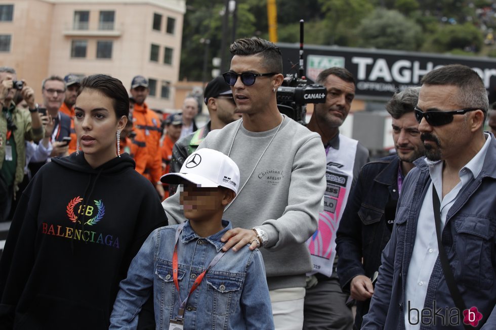 Cristiano Ronaldo, Georgina Rodríguez y Cristiano Ronaldo Junior en el circuito de Mónaco