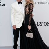 Antonio Banderas y Nicole Kimpel en la gala amfAR en el Festival de Cannes 2019