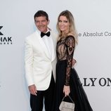 Antonio Banderas y Nicole Kimpel en la gala amfAR en el Festival de Cannes 2019