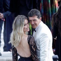 Antonio Banderas y Nicole Kimpel a su llegada a la gala amfAR en Cannes 2019