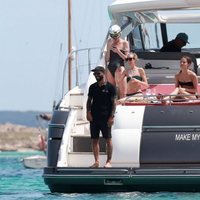 Alicia Vikander en Ibiza con sus amigas en un yate