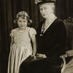 La Reina María de Teck con su nieta, la futura Reina Isabel II