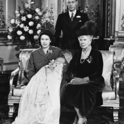La Princesa Isabel, la Reina María y Jorge VI en el bautizo del Príncipe Carlos