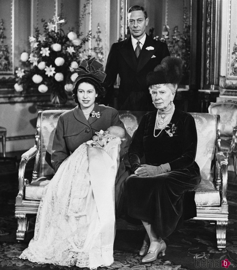 La Princesa Isabel, la Reina María y Jorge VI en el bautizo del Príncipe Carlos