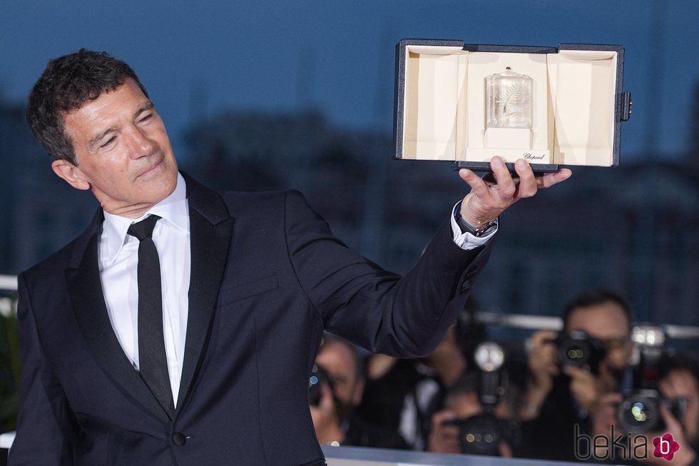 Antonio Banderas posando con el galardón al Mejor actor en Cannes 2019