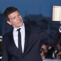 Antonio Banderas posando con el galardón al Mejor actor en Cannes 2019