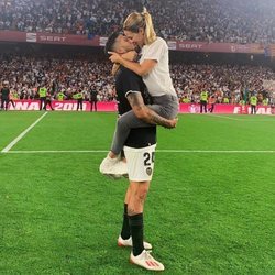 Tamara Gorro y Ezequiel Garay besándose tras la victoria del Valencia en la Copa del Rey 2019