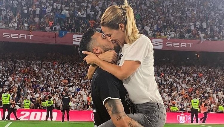 Tamara Gorro y Ezequiel Garay besándose tras la victoria del Valencia en la Copa del Rey 2019