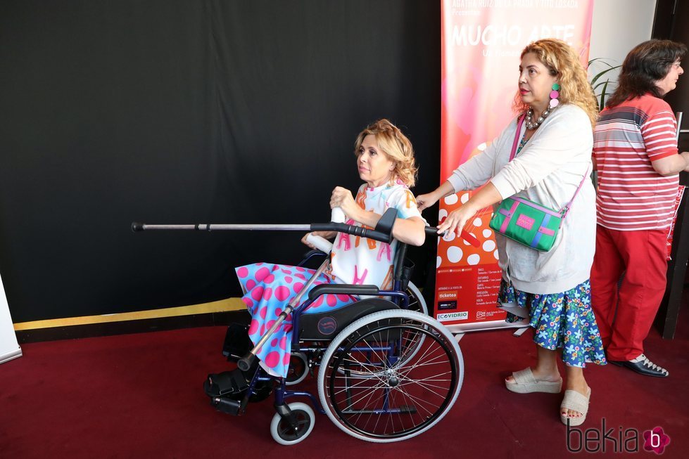 Ágatha Ruiz de la Prada en silla de ruedas en la presentación de 'Mucho Arte'