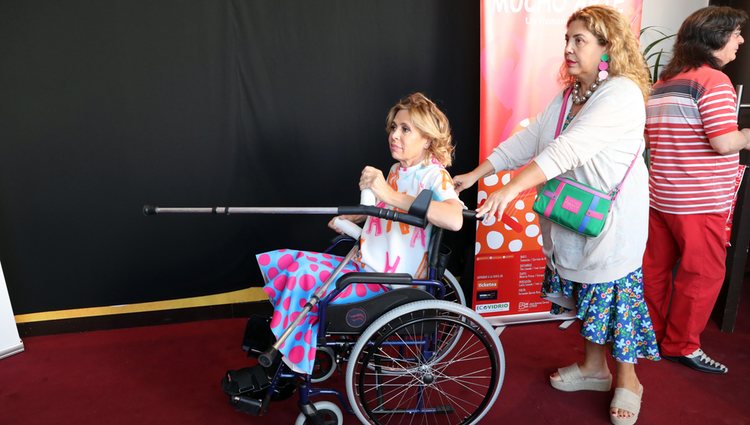 Ágatha Ruiz de la Prada en silla de ruedas en la presentación de 'Mucho Arte'