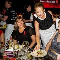 La Princesa Mabel de Holanda hace de camarera en una cena benéfica contra el sida
