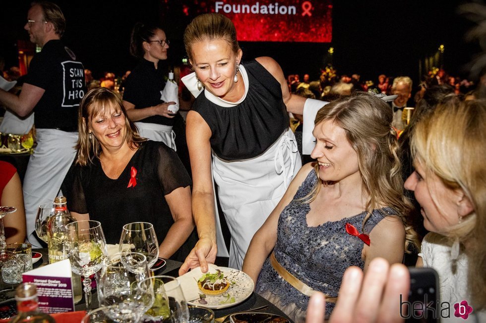 La Princesa Mabel de Holanda hace de camarera en una cena benéfica contra el sida