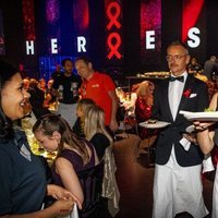 La Princesa Mabel de Holanda sirve la comida en una cena benéfica contra el sida