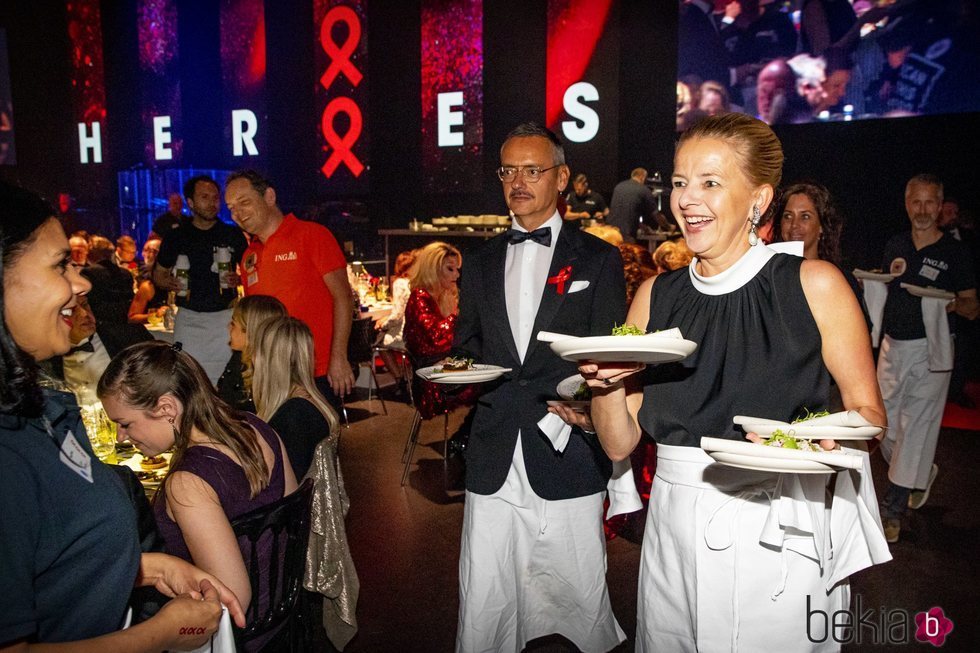 La Princesa Mabel de Holanda sirve la comida en una cena benéfica contra el sida