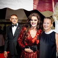 La Princesa Mabel de Holanda posando con dos Drag Queens en el AmsterdamDiner