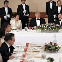 Donald Trump y Melania en la cena de Estado durante su visita a Japón con el Emperador Naruhito de Japón y su mujer Masako
