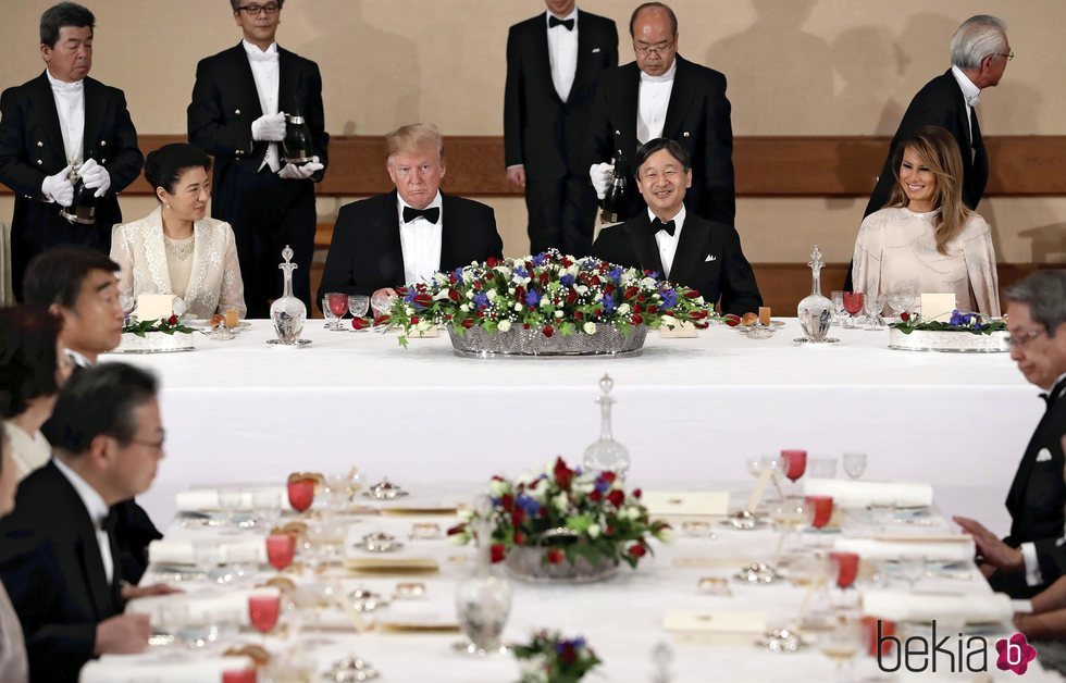 Donald Trump y Melania en la cena de Estado durante su visita a Japón con el Emperador Naruhito de Japón y su mujer Masako