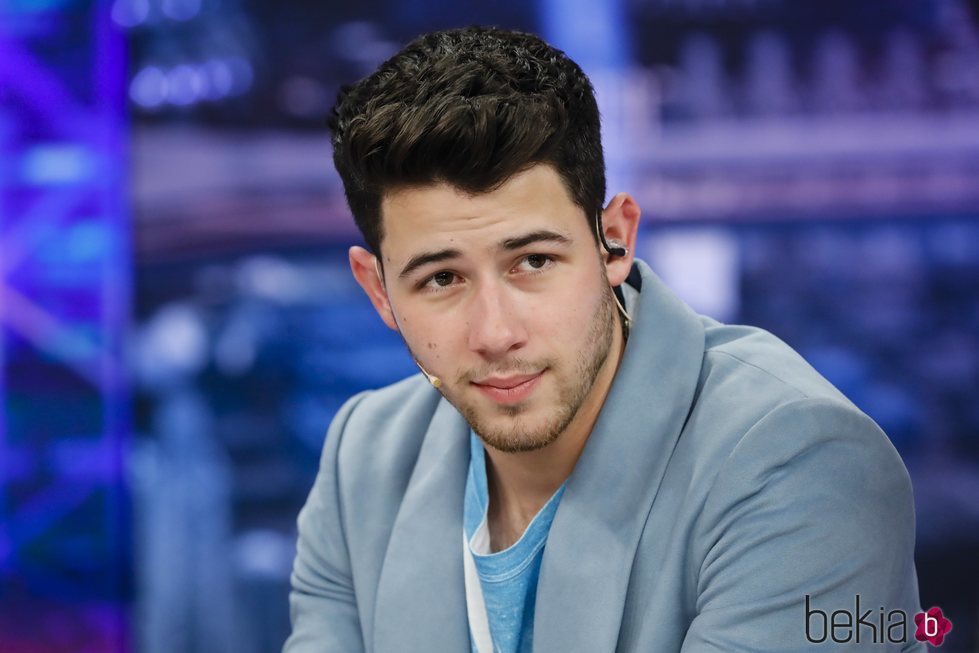 Nick Jonas mirando sexy a la cámara en 'El Hormiguero'
