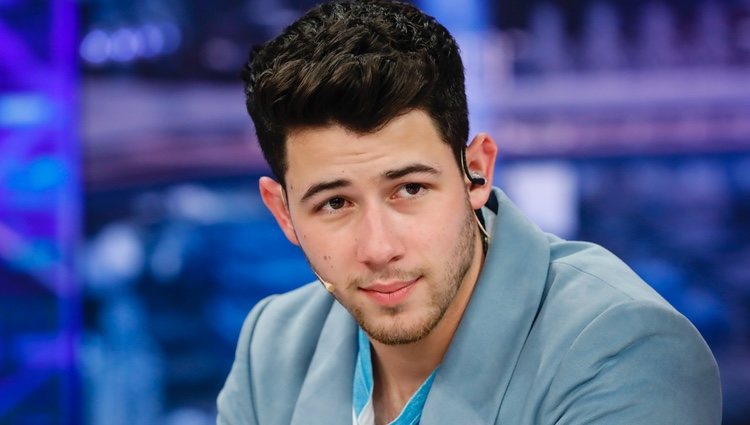 Nick Jonas mirando sexy a la cámara en 'El Hormiguero'