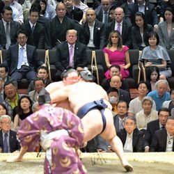 Donald Trump y Melania acuden a un combate de sumo durante su viaje de Estado a Japón