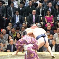 Donald Trump y Melania acuden a un combate de sumo durante su viaje de Estado a Japón
