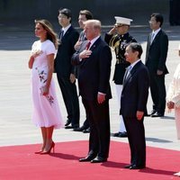 Melania y Donald Trump escuchan el himno estadounidense en su visita de Estado a Japón